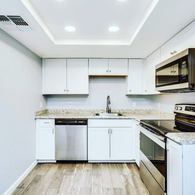 Throwback.... Thursday!!! 

Swipe to see that transformation! 👀

#remodel #homerenovation #kitchendesign #kitchenrenovation #homeinspo #tucson #az #contractor #construction #familyowned